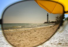 Взгляд песочного seashore через солнечные очки стоковое изображение Взгляд песочного seashore через солнечные очки стоковое изображение