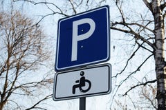 взгляд подкраской дорожного знака угла голубой широко Стоянка только для людей с инвалидностью стоковые изображения взгляд подкраской дорожного знака угла голубой широко Стоянка только для людей с инвалидностью стоковые изображения