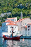 Взгляд прогулочного катера в форме старого корабля в заливе Boka-Kotorska Стоковая Фотография RF Взгляд прогулочного катера в форме старого корабля в заливе Boka-Kotorska Стоковая Фотография RF