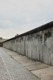 Взгляд раздела первоначальной восток-запад Берлинской стены, часть мемориала Берлинской стены на strasse Bernauer, восточном Берл стоковые изображения rf Взгляд раздела первоначальной восток-запад Берлинской стены, часть мемориала Берлинской стены на strasse Bernauer, восточном Берл стоковые изображения rf