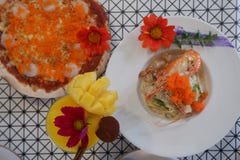 взгляд сверху красивой установки свежих продуктов, пиццы, макаронных изделий, встряхивания манго, креветки стоковые фото взгляд сверху красивой установки свежих продуктов, пиццы, макаронных изделий, встряхивания манго, креветки стоковые фото