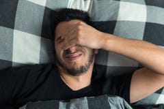 Взгляд сверху красивых зевков человека стоковые фотографии rf Взгляд сверху красивых зевков человека стоковые фотографии rf