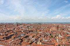 Взгляд сверху красных крыть черепицей черепицей крыш Венеции Италии стоковое изображение Взгляд сверху красных крыть черепицей черепицей крыш Венеции Италии стоковое изображение