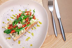 Взгляд сверху на bruschetta с моццареллой, томатами вишни и arugula, который служат на плите на деревянном столе Взгляд сверху на стоковые фотографии rf Взгляд сверху на bruschetta с моццареллой, томатами вишни и arugula, который служат на плите на деревянном столе Взгляд сверху на стоковые фотографии rf