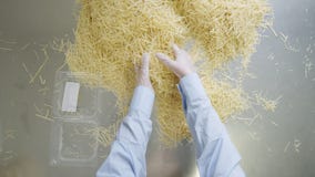 Взгляд сверху на мужских руках пакует макаронные изделия или вермишель в пластиковых коробках в защитных перчатках место Работник стоковое фото Взгляд сверху на мужских руках пакует макаронные изделия или вермишель в пластиковых коробках в защитных перчатках место Работник стоковое фото