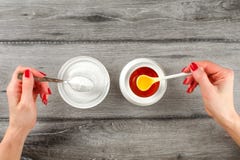 Взгляд сверху на руках молодой женщины при красные ногти, держа ложку полный стоковое изображение Взгляд сверху на руках молодой женщины при красные ногти, держа ложку полный стоковое изображение