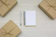 Взгляд сверху открытой книги Книга открытая с ручкой и коробками на деревянном ба стоковые изображения rf Взгляд сверху открытой книги Книга открытая с ручкой и коробками на деревянном ба стоковые изображения rf
