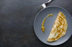 Взгляд сверху очень вкусного омлета на серой плите, пустом космосе стоковые фото Взгляд сверху очень вкусного омлета на серой плите, пустом космосе стоковые фото