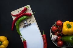 Взгляд сверху перцев чилей с семенами, овощами объявления листа чистого листа бумаги зрелыми свежими Стоковая Фотография RF Взгляд сверху перцев чилей с семенами, овощами объявления листа чистого листа бумаги зрелыми свежими Стоковая Фотография RF
