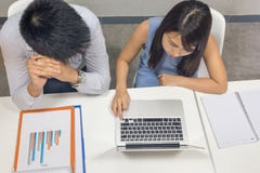 Взгляд сверху работника офиса проверяя финансовый отчет стоковое фото Взгляд сверху работника офиса проверяя финансовый отчет стоковое фото