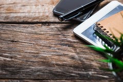 Взгляд сверху рука используя умный телефон, оплаты таблетки и держать покупки кредитной карточки онлайн, стоковые фото Взгляд сверху рука используя умный телефон, оплаты таблетки и держать покупки кредитной карточки онлайн, стоковые фото