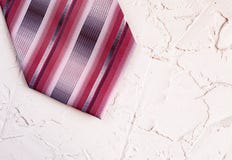 Взгляд сверху связи людей ультрамодной striped на красивой предпосылке Счастливая концепция поздравительной открытки дня отцов стоковая фотография rf Взгляд сверху связи людей ультрамодной striped на красивой предпосылке Счастливая концепция поздравительной открытки дня отцов стоковая фотография rf