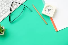 Взгляд сверху стола офиса с деталями канцелярских принадлежностей Стоковое Фото Взгляд сверху стола офиса с деталями канцелярских принадлежностей Стоковое Фото