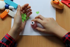 Взгляд сверху таблицы с чистым листом бумаги и руками младенца которые делают подарок День матери и день женщин заднее schoo к стоковое фото Взгляд сверху таблицы с чистым листом бумаги и руками младенца которые делают подарок День матери и день женщин заднее schoo к стоковое фото
