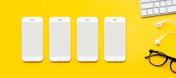 Взгляд сверху таблицы стола офиса с насмешкой вверх по смартфону стоковое фото Взгляд сверху таблицы стола офиса с насмешкой вверх по смартфону стоковое фото