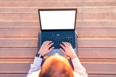 Взгляд сверху усаживания дела профессионального на деревянных шагах с руками на пустом ноутбуке экрана на заходе солнца стоковая фотография rf Взгляд сверху усаживания дела профессионального на деревянных шагах с руками на пустом ноутбуке экрана на заходе солнца стоковая фотография rf