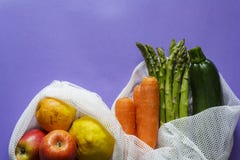 Взгляд сверху фрукта и овоща на многоразовых сумках с космосом экземпляра стоковое фото rf Взгляд сверху фрукта и овоща на многоразовых сумках с космосом экземпляра стоковое фото rf