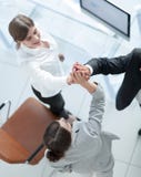 взгляд сверху члены дела объединяются в команду дающ одину другого высокие 5 над столом Стоковое Изображение взгляд сверху члены дела объединяются в команду дающ одину другого высокие 5 над столом Стоковое Изображение