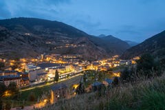 Взгляд светов и главной улицы поселка Canillo на сумраке стоковое изображение Взгляд светов и главной улицы поселка Canillo на сумраке стоковое изображение