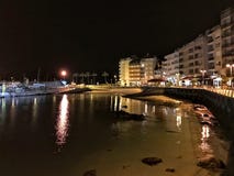 Взгляд скалистого залива во время ночи в Sanxenxo, Галиции, Испании стоковые изображения rf Взгляд скалистого залива во время ночи в Sanxenxo, Галиции, Испании стоковые изображения rf