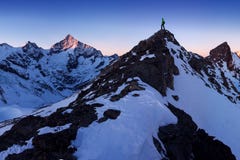 Взгляд снега покрыл ландшафт с горой Weisshorn в швейцарских Альп около Zermatt r стоковая фотография rf Взгляд снега покрыл ландшафт с горой Weisshorn в швейцарских Альп около Zermatt r стоковая фотография rf