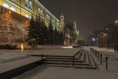 Взгляд стены Москвы Кремля Кремля и вечного пламени в зиме стоковые фотографии rf Взгляд стены Москвы Кремля Кремля и вечного пламени в зиме стоковые фотографии rf
