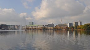 Взгляд через внутреннее озеро Binnenalster Гамбург Alster стоковое изображение rf Взгляд через внутреннее озеро Binnenalster Гамбург Alster стоковое изображение rf