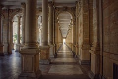 взгляд через колоннаду в Karlovy меняет стоковая фотография rf взгляд через колоннаду в Karlovy меняет стоковая фотография rf