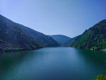 Взгляд ясного озера в середине зеленых горных склонов гор стоковые изображения rf Взгляд ясного озера в середине зеленых горных склонов гор стоковые изображения rf