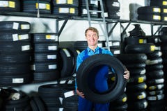 Взрослый человек механика стоя с новыми автошинами автомобиля Стоковое Фото Взрослый человек механика стоя с новыми автошинами автомобиля Стоковое Фото