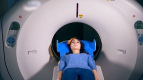 Взрослая женщина лежа внутри mri во время медицинского обследования акции видеоматериалы Взрослая женщина лежа внутри mri во время медицинского обследования акции видеоматериалы