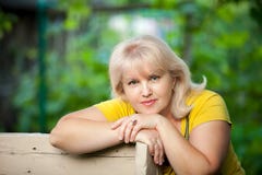 Взрослая женщина на зеленой предпосылке стоковое фото Взрослая женщина на зеленой предпосылке стоковое фото