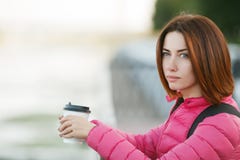 Взрослая красивая женщина redhead с кофе утра стрижки bob думая выпивая в пристани реки города осени стоковое фото rf Взрослая красивая женщина redhead с кофе утра стрижки bob думая выпивая в пристани реки города осени стоковое фото rf