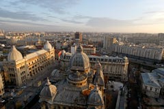 Вид с воздуха Calea Victoriei и дворца CEC в Бухаресте Вид с воздуха Calea Victoriei и дворца CEC в Бухаресте