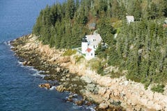 Вид с воздуха басового маяка головы гавани, национального парка Acadia, Мейна, западной стороны необитаемого острова держателя стоковые фотографии rf Вид с воздуха басового маяка головы гавани, национального парка Acadia, Мейна, западной стороны необитаемого острова держателя стоковые фотографии rf
