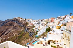 Вид с воздуха городка Fira на краю скалы кальдеры на острове Thira (Santorini), Греции стоковые фото Вид с воздуха городка Fira на краю скалы кальдеры на острове Thira (Santorini), Греции стоковые фото