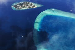 Вид с воздуха от гидросамолета над атоллами стоковые изображения Вид с воздуха от гидросамолета над атоллами стоковые изображения