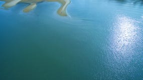 Вид с воздуха человека стоя на песчанной дюне, минимальном st фотографии стоковое изображение Вид с воздуха человека стоя на песчанной дюне, минимальном st фотографии стоковое изображение