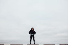 Вид спереди спортсмена после работать стоять на камне гордо и contentedly Стоковое Фото Вид спереди спортсмена после работать стоять на камне гордо и contentedly Стоковое Фото