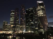 Вид на город Москвы делового центра Москвы небоскребов международного вечером стоковые фото Вид на город Москвы делового центра Москвы небоскребов международного вечером стоковые фото