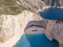 Вид с воздуха Navagio или пляжа кораблекрушением на побережье Закинфа, Греции стоковая фотография Вид с воздуха Navagio или пляжа кораблекрушением на побережье Закинфа, Греции стоковая фотография