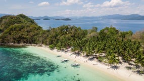 Вид с воздуха paradisiacal острова с некоторыми традиционными филиппинскими шлюпками в Palawan, Филиппинами стоковая фотография rf Вид с воздуха paradisiacal острова с некоторыми традиционными филиппинскими шлюпками в Palawan, Филиппинами стоковая фотография rf