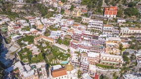 Вид с воздуха touristic города, гор и пляжа, гостиниц и ресторанов, зданий, путешествий дела, праздников моря, стоковое фото Вид с воздуха touristic города, гор и пляжа, гостиниц и ресторанов, зданий, путешествий дела, праздников моря, стоковое фото
