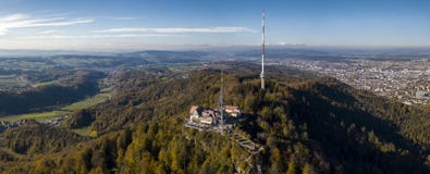 Вид с воздуха горы Uetliberg в Цюрих, Швейцарии стоковая фотография rf Вид с воздуха горы Uetliberg в Цюрих, Швейцарии стоковая фотография rf