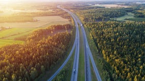 Вид с воздуха дороги через сельскую местность и культивируемое поле стоковое изображение rf Вид с воздуха дороги через сельскую местность и культивируемое поле стоковое изображение rf