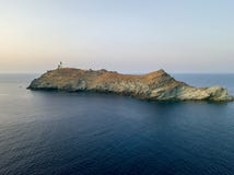Вид с воздуха маяка и башни на острове Giraglia Полуостров Corse крышки Корсика Франция стоковая фотография Вид с воздуха маяка и башни на острове Giraglia Полуостров Corse крышки Корсика Франция стоковая фотография