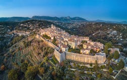 Вид с воздуха на St Paul de Vence укрепил деревню, Францию стоковое изображение rf Вид с воздуха на St Paul de Vence укрепил деревню, Францию стоковое изображение rf