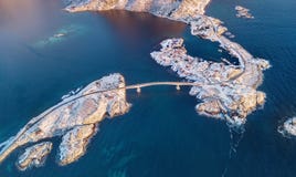 Вид с воздуха на горах и море преследуют на островах Lofoten, Норвегии Дома и мосты приближают к горам стоковые изображения Вид с воздуха на горах и море преследуют на островах Lofoten, Норвегии Дома и мосты приближают к горам стоковые изображения