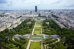 Вид с воздуха на полях Марса и здании Montparnasse от Эйфелевой башни в Париже, Франции, 25-ое июня 2013 стоковые фото Вид с воздуха на полях Марса и здании Montparnasse от Эйфелевой башни в Париже, Франции, 25-ое июня 2013 стоковые фото