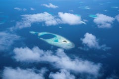 Вид с воздуха от окна гидросамолета над атоллами на Индийском океане Mal стоковые изображения Вид с воздуха от окна гидросамолета над атоллами на Индийском океане Mal стоковые изображения